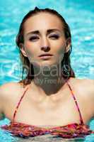Junge Frau im Pool im Sommer