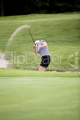 Frau spielt Golf auf einem Golfplatz