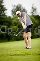Frau spielt Golf auf einem Golfplatz