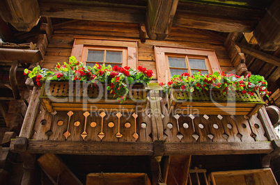 Haus im Tessin mit Balkon und Blumenkasten