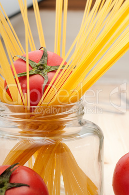 fresh tomato and spaghetti pasta