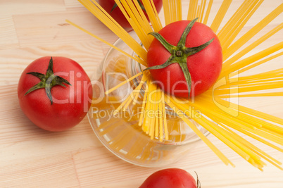 fresh tomato and spaghetti pasta