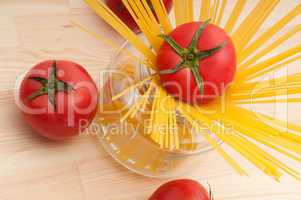 fresh tomato and spaghetti pasta