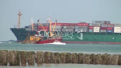 Containerschiff und Fischkutter