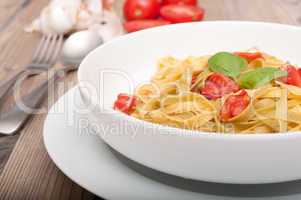 Pasta With Garlic and Tomatoes