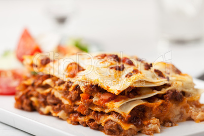 italienische Lasagne auf einem quadratischen Teller