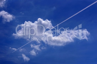 Flugzeug mit Kondenzstreifen fliegt durch die Wolken