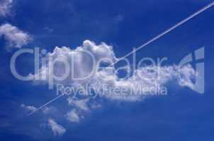 Flugzeug mit Kondenzstreifen fliegt durch die Wolken