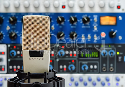 Studiomikrofon vor Audiogeräten