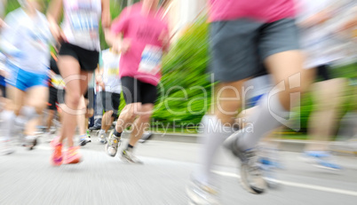 Viele Läufer beim Wettlauf, mit Zoom-Unschärfe
