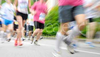 Viele Läufer beim Wettlauf, mit Zoom-Unschärfe