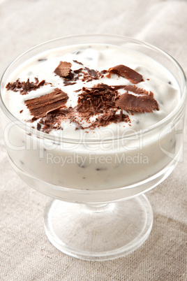 Stracciatella-Creme-Dessert