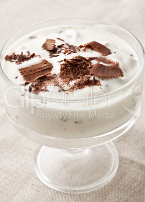 Stracciatella-Creme-Dessert