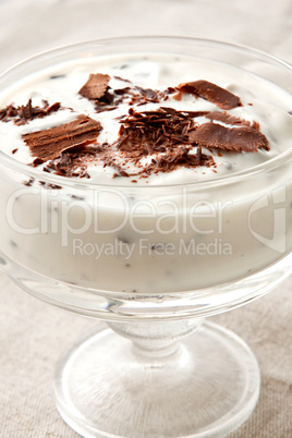 Stracciatella-Creme-Dessert