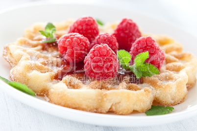 frische Waffel mit Himbeeren / fresh waffle with raspberries
