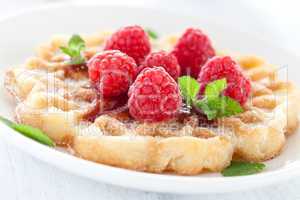 frische Waffel mit Himbeeren / fresh waffle with raspberries