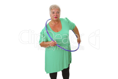 Seniorin mit Hula Hoop Reifen beim Workout