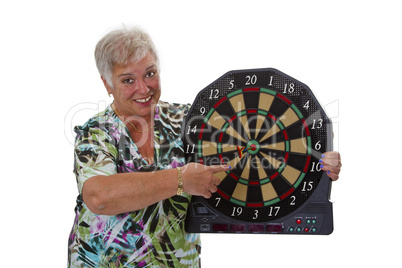 Seniorin beim darten Seniorin beim darten