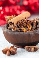 Gewürze zu Weihnachten / anise and cinnamon in a bowl