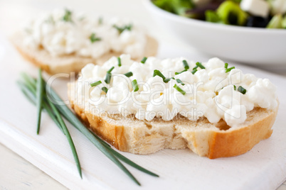 frisches Baguette mit Hüttenkäse / fresh baguette with curd