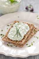 Knäckebrot mit Schnittlauch/ crispbread with chives