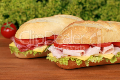 Sandwiches belegt mit Schinken und Salami