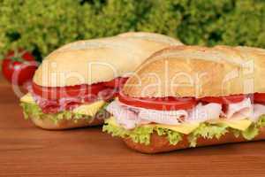 Sandwiches belegt mit Schinken und Salami