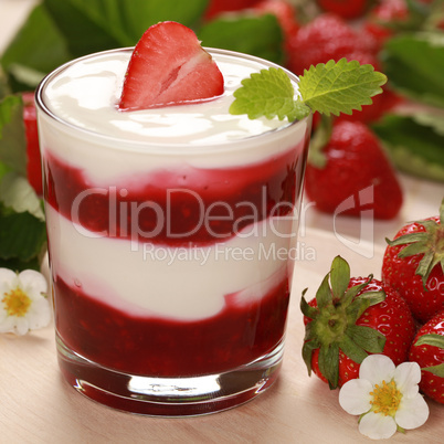 Joghurt mit Erdbeeren