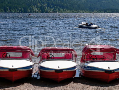 Boote an einer Landungsstelle am See