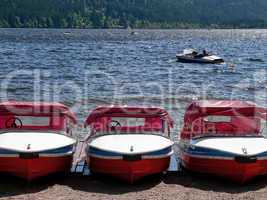 Boote an einer Landungsstelle am See