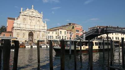 Hausfassaden und Schifffahrt, in Venedig.
