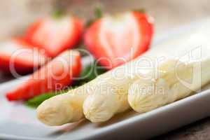 weißer Spargel und Erdbeeren