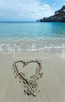 Herz an einem Strand in den Sand gezeichnet