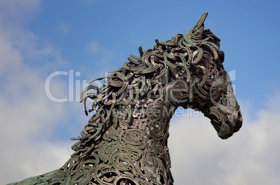 Pferd aus Metall mit Hufeisen geformt