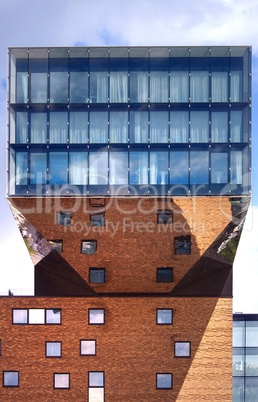 Moderne Architektur mit Spiegel am Musikhotel Nhow in Berlin