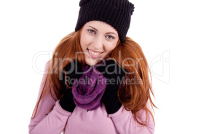 Junge Frau mit Handschuhen, mütze und schal