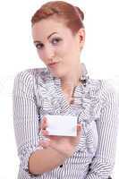 Hübsche junge Frau hält eine Visitenkarte in ihrer Hand