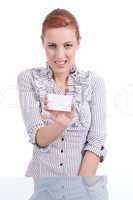 Hübsche junge Frau hält eine Visitenkarte in ihrer Hand