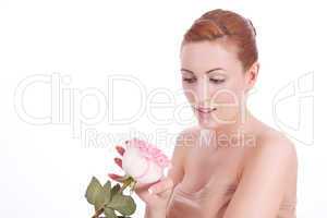 Junge hübsche Frau mit einer Rose in der Hand