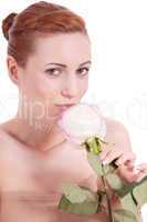 Junge hübsche Frau mit einer Rose in der Hand