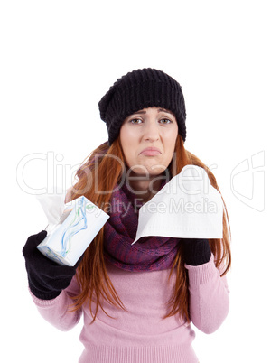 Frau mit Taschentuch und Nasenspray mit Grippe