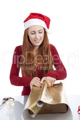 Junge Frau packt Geschenke für Weihnachten ein