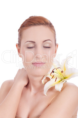 Schönes natürliches Gesicht einer jungen Frau mit Blume