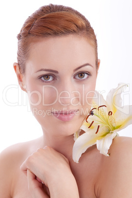 Schönes natürliches Gesicht einer jungen Frau mit Blume
