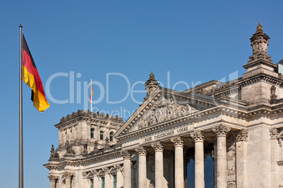 Reichstag in Berlin mit der deutschen Flagge