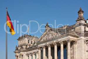 Reichstag in Berlin mit der deutschen Flagge