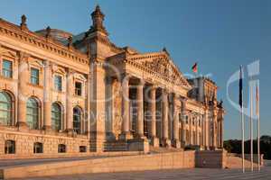 Reichstag in Berlin im Abendlicht