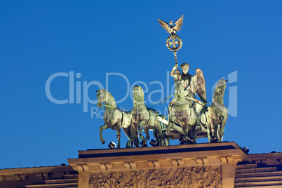 Quadriga auf dem Brandenburger Tor in Berlin bei Nacht