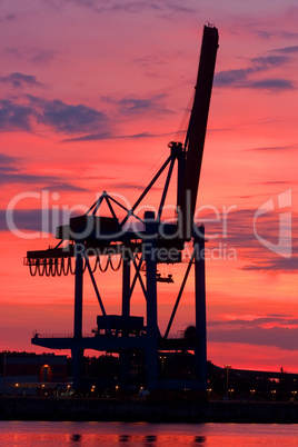 Containerbrücke im Hamburger Hafen bei Sonnenuntergang