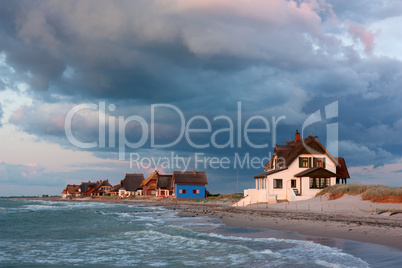 Heiligenhafen an der Ostsee im Abendlicht mit dramatischem Himmel